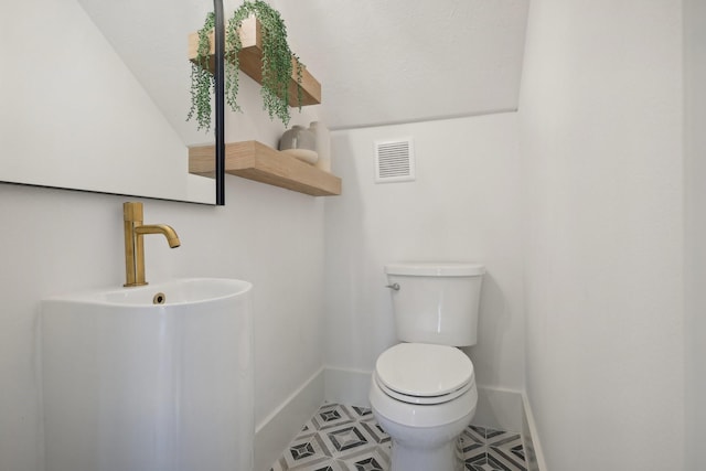 6291/2 Rancho Bauer Dr, Houston, TX 77079 - half bathroom with baseboards and toilet