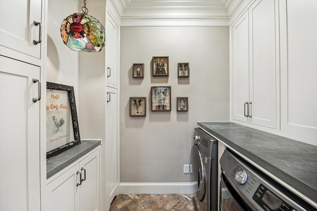 laundry room featuring washer and clothes dryer, ornamental molding, cabinet space, and baseboards