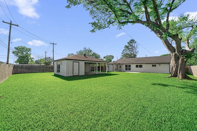 view of yard featuring an outbuilding