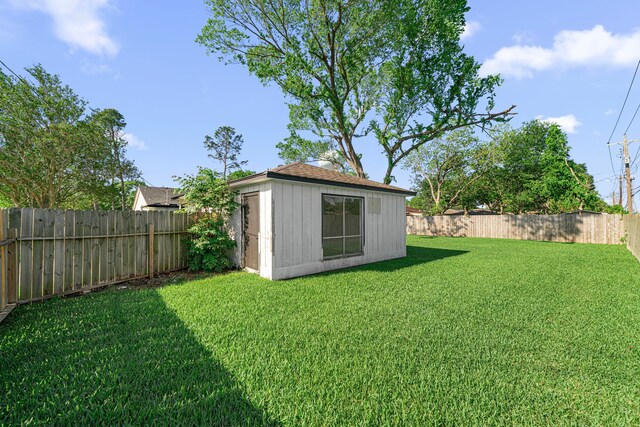 view of yard featuring an outdoor structure