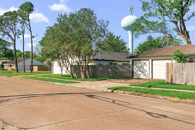 view of front facade with a garage and driveway