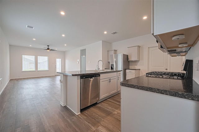 5422 Evergreen Heights Ln, Spring, TX 77373 - kitchen featuring stainless steel appliances, a sink, a ceiling fan, dark wood-type flooring, and recessed lighting