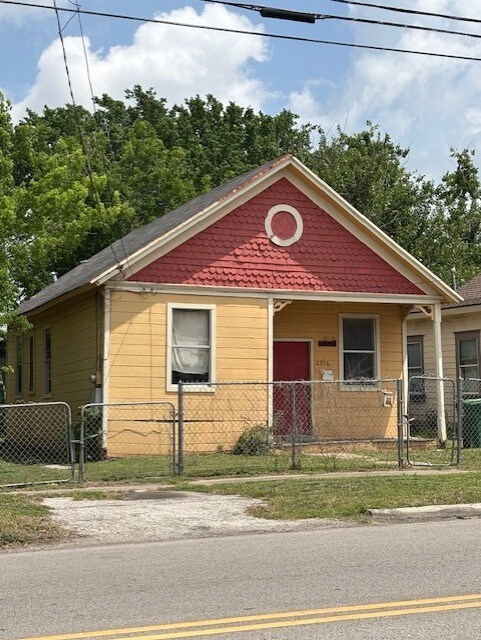 2306 Crockett St, Houston, TX 77007 - view of front of property with a gate and a fenced front yard