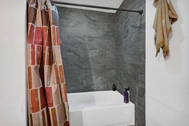 bathroom featuring shower / bath combo