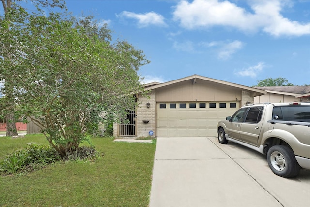 view of front of house featuring brick siding, driveway, a garage, and a front yard