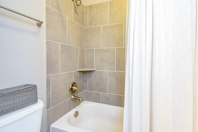 5006 Isidore Ln, Missouri City, TX 77459 - bathroom featuring toilet and shower / tub combo