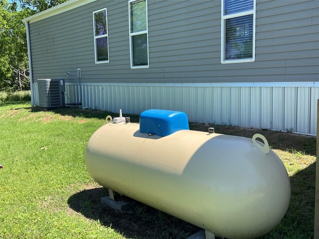 322 E College St, Fairfield, TX 75840 - exterior view of propane tank and central AC