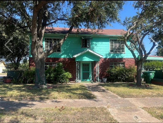 view of front of house featuring a front lawn