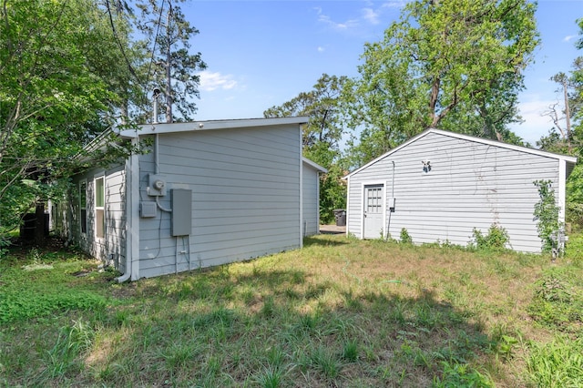 view of yard featuring an outbuilding