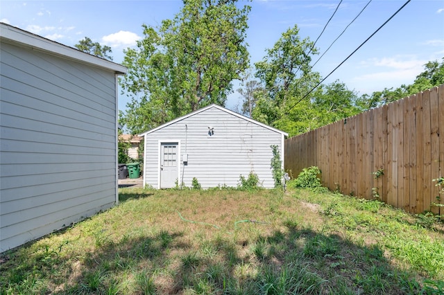 view of yard featuring an outdoor structure
