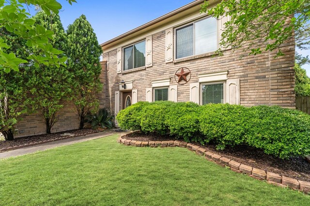 view of front of house with a front lawn