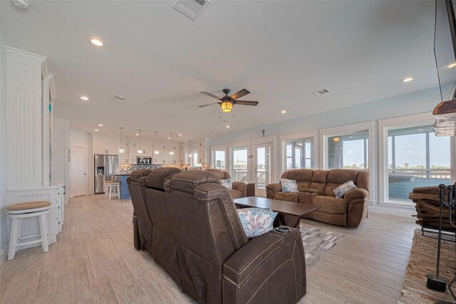 living area with ceiling fan, light wood-type flooring, and recessed lighting
