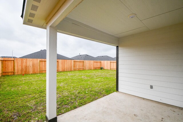 view of yard featuring a patio area