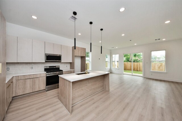 435 Neyland St, Houston, TX 77022 - kitchen with stainless steel appliances, modern cabinets, light wood-type flooring, decorative backsplash, and recessed lighting
