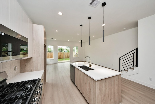 431 Neyland St, Houston, TX 77022 - kitchen with stainless steel appliances, modern cabinets, light wood-type flooring, backsplash, and recessed lighting