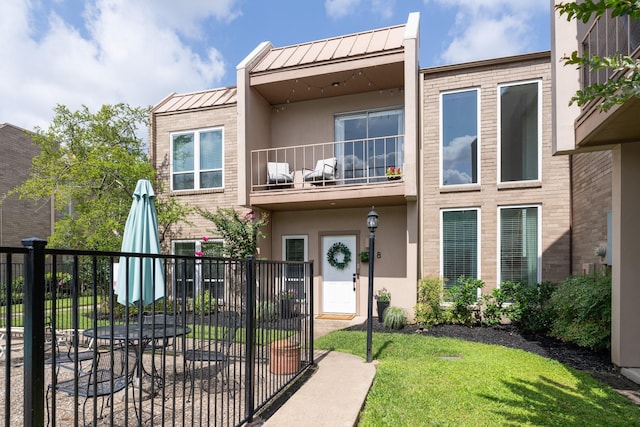 1115 Augusta Dr Unit 8, Houston, TX 77057 - view of front facade with a standing seam roof, stucco siding, a balcony, and metal roof