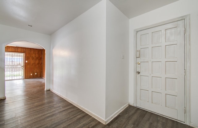 9502 Kell Cir, Houston, TX 77040 - entrance foyer featuring arched walkways, dark wood-type flooring, and baseboards