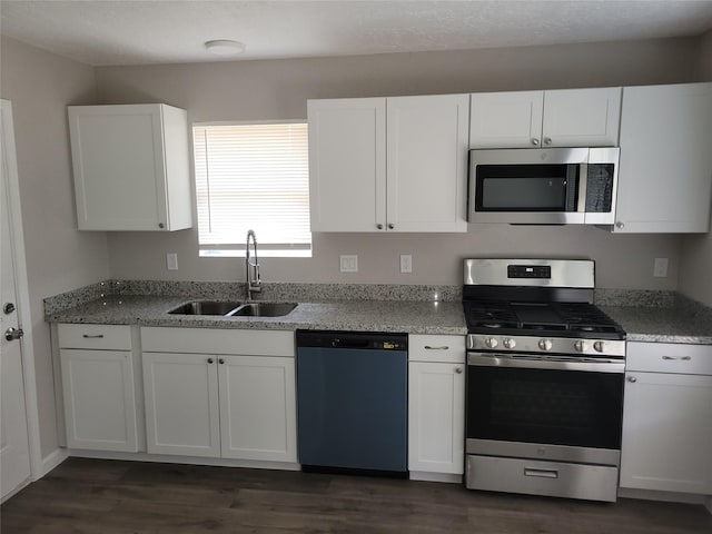 3534 Churchill Gardens Ln, Houston, TX 77066 - kitchen with stainless steel appliances, a sink, white cabinets, and dark wood-style flooring