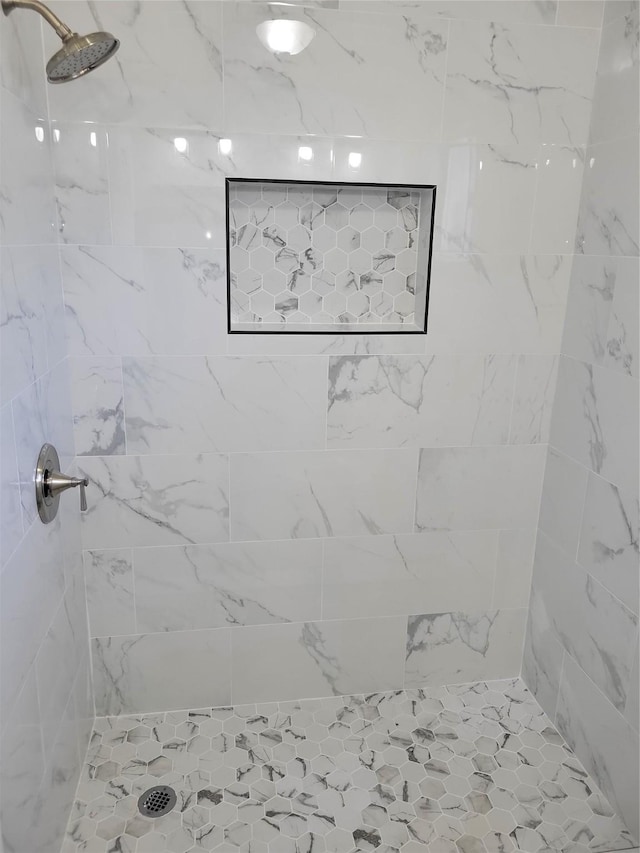 3534 Churchill Gardens Ln, Houston, TX 77066 - bathroom featuring tiled shower