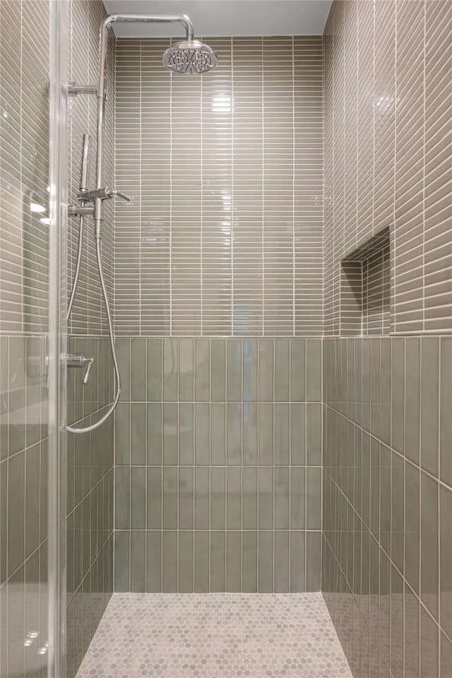 966 Lamonte Ln, Houston, TX 77018 - bathroom featuring a stall shower