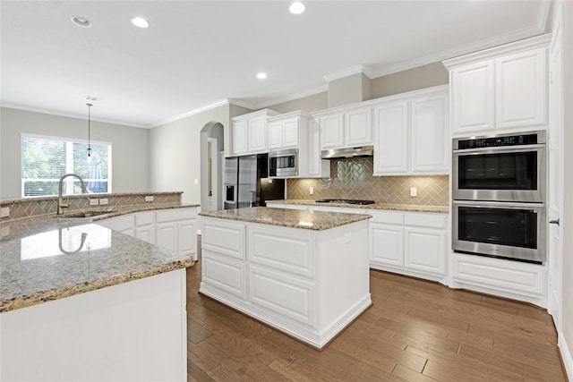 28116 Chuckwagon Trl, Magnolia, TX 77355 - kitchen featuring a sink, appliances with stainless steel finishes, a center island, recessed lighting, and tasteful backsplash