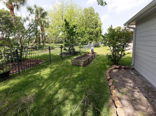 2414 Shoal Creek Dr, League City, TX 77573 - view of yard featuring a vegetable garden