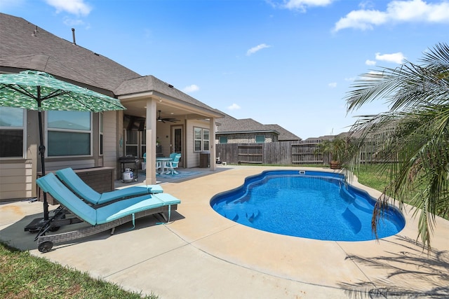 2510 Ocean Key Dr, Texas City, TX 77568 - view of pool featuring ceiling fan, a fenced backyard, and a patio area