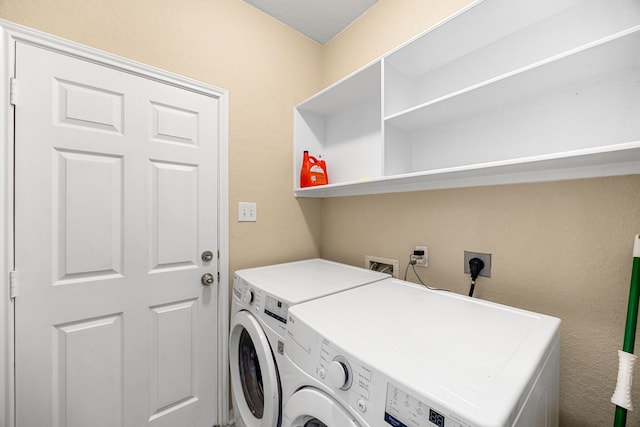 washroom featuring washing machine and clothes dryer