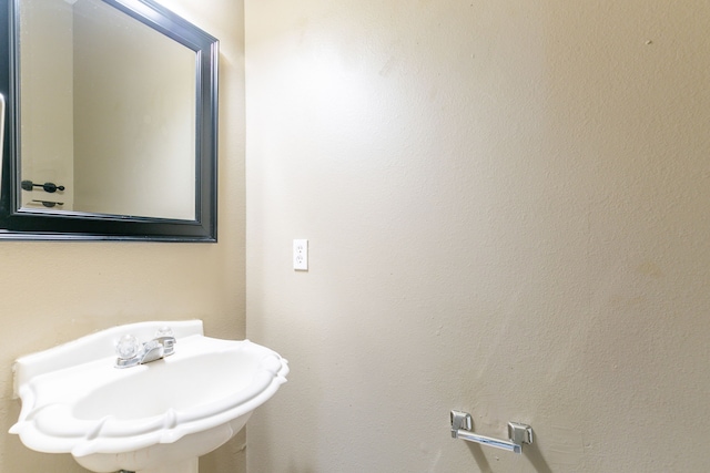 bathroom featuring a sink