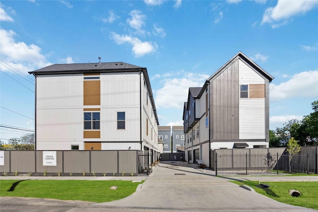 2528 Live Oak St, Houston, TX 77004 - view of property featuring fence