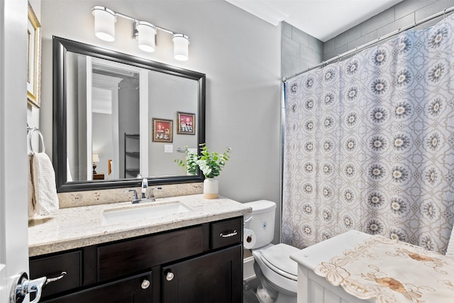 436 W 26th St, Houston, TX 77008 - full bathroom featuring toilet, vanity, and a shower with curtain