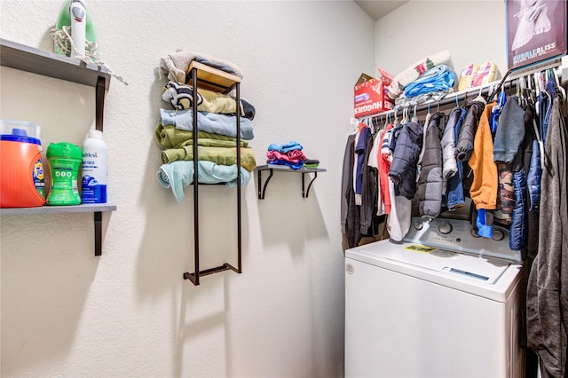 laundry area featuring washer / dryer