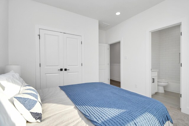 4802 Elysian St Unit C, Houston, TX 77009 - bedroom with a closet, ensuite bathroom, and recessed lighting