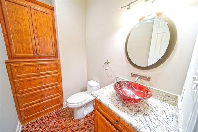 910 Peachwood Bend Dr, Houston, TX 77077 - bathroom featuring toilet, vanity, and baseboards
