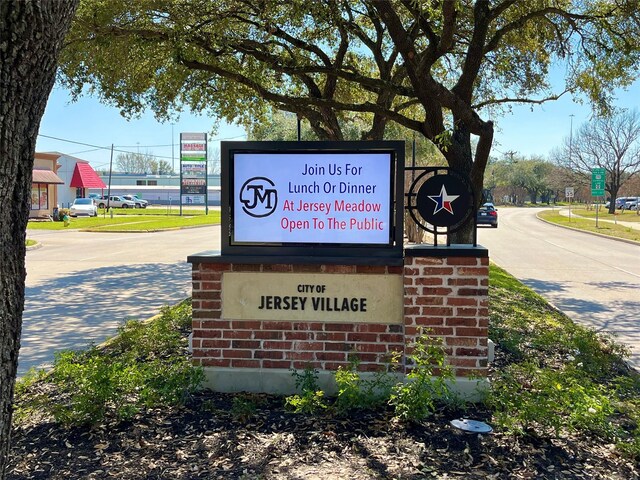 view of community / neighborhood sign