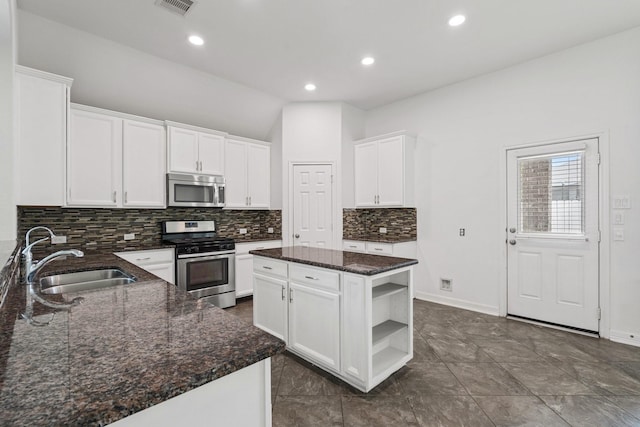 326 Lake Rim Dr, Rosenberg, TX 77469 - kitchen featuring appliances with stainless steel finishes, a sink, open shelves, backsplash, and recessed lighting