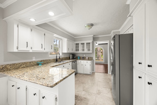 15115 Gladebrook Dr, Houston, TX 77068 - kitchen with stainless steel appliances, a sink, a peninsula, healthy amount of natural light, and ornamental molding