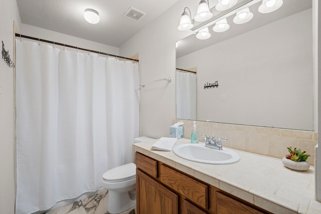 34334 Howell Rd, Waller, TX 77484 - full bath with toilet, vanity, backsplash, and a shower with curtain