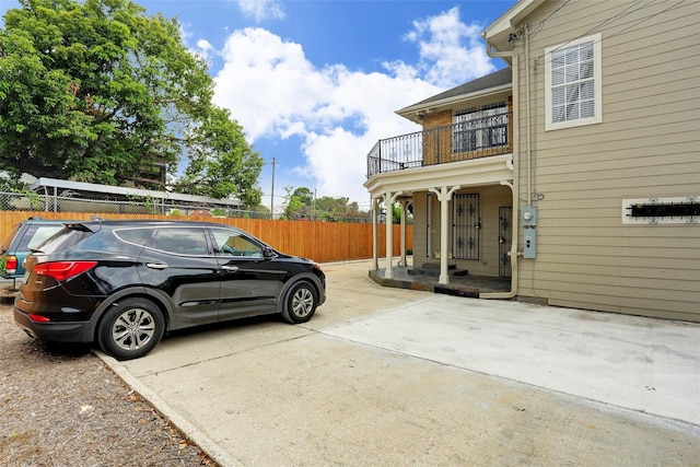 2709 Blodgett St, Houston, TX 77004 - view of side of property featuring a balcony