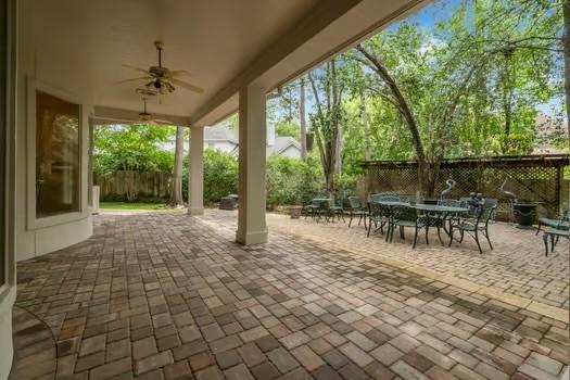 2 Argonne Pl, The Woodlands, TX 77382 - view of patio with outdoor dining area, a fenced backyard, and a ceiling fan