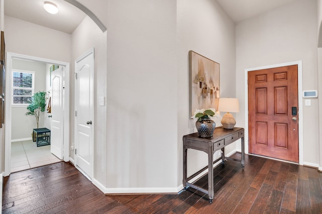 9962 Ash Creek Ct, Brookshire, TX 77423 - foyer with arched walkways, dark wood finished floors, and baseboards