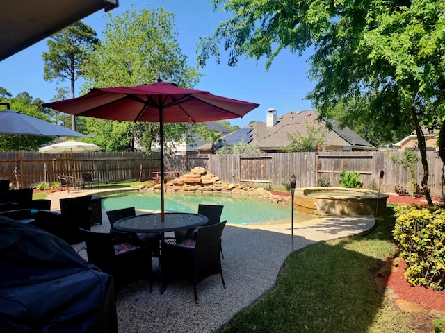 18534 Wolf Creek Trl, Humble, TX 77346 - fenced backyard featuring outdoor dining area, a patio area, and an in-ground hot tub