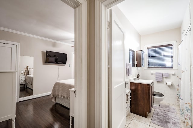 111 S Roosevelt Ave, Cleveland, TX 77327 - bathroom with ensuite bathroom, vanity, toilet, crown molding, and wood finished floors