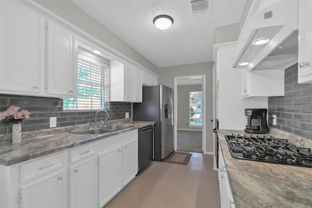 3205 Park Haven Ln, Deer Park, TX 77536 - kitchen with a sink, black appliances, white cabinetry, tasteful backsplash, and a textured ceiling