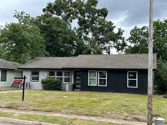 ranch-style house with a front yard