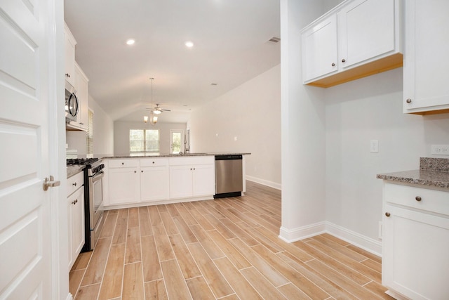 4401 E Bayou Maison Cir, Dickinson, TX 77539 - kitchen featuring stainless steel appliances, a peninsula, baseboards, white cabinets, and ceiling fan