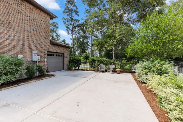4810 Pine Wood Meadows Ln, Spring, TX 77386 - garage with driveway