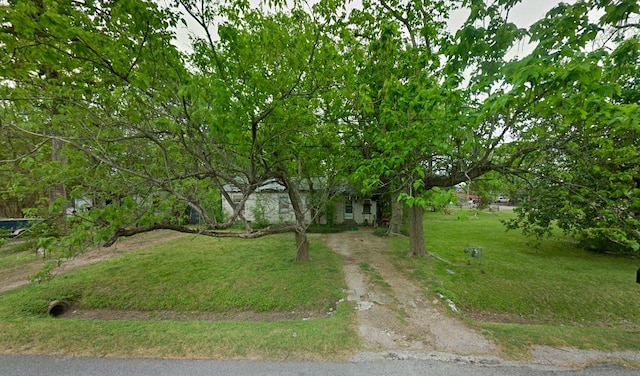 view of front facade featuring a front yard