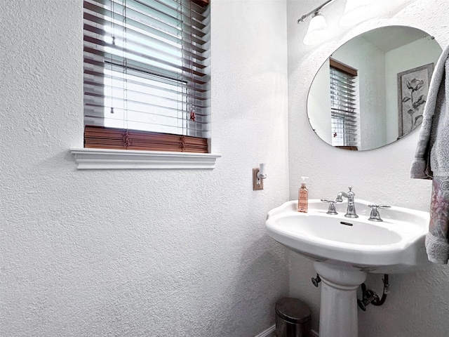 6825 Highland Rd, Santa Fe, TX 77517 - bathroom featuring a textured wall