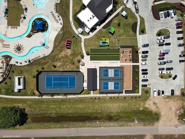bird's eye view of a pool area
